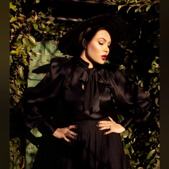 Victorian Blouse from Ichabod Sleepy Hallow Collection - Picture 1 of 10